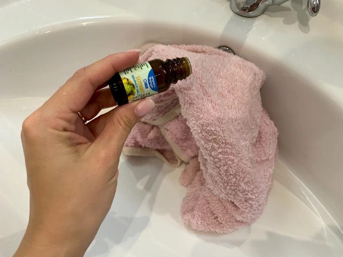 Промокнуть полотенцем. Открытие крышки с помощью полотенца. Что можно сделать из старых полотенец махровых своими руками. Фото сушатся старые полотенца. Распаренного полотенца как помогает.
