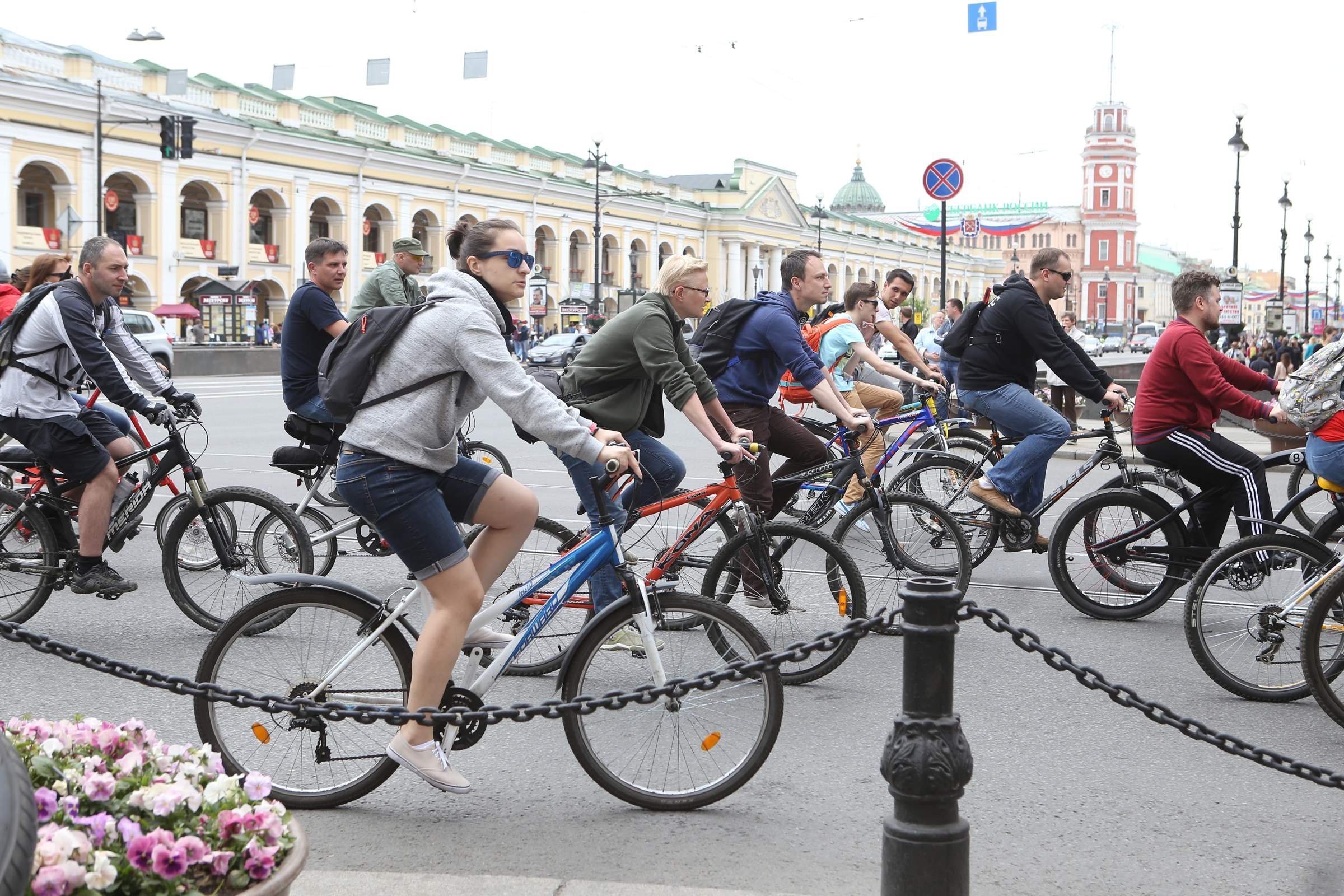 Велосипеды спб. Велосипедист Санкт-Петербург. Велосипедист в Петербурге. Велосипедисты на улицах Питера. Велосипед Питер.