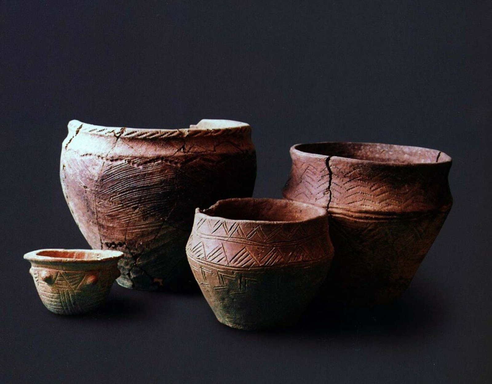 Самая древняя посуда. Неолит гончарство. Керамика неолита Египта. Древняя керамика Неолит. Неолит эпоха глиняных горшков.