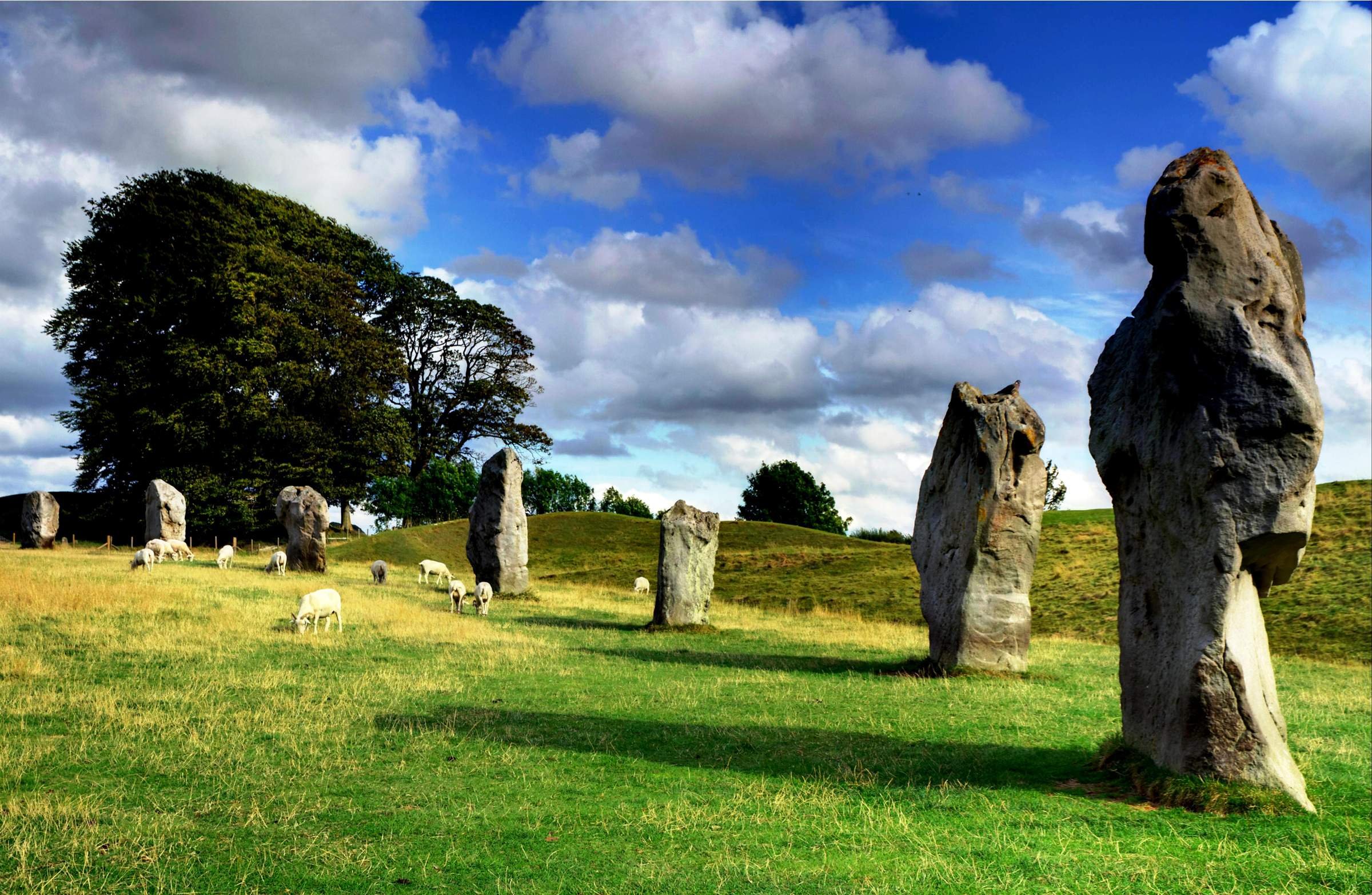 Как называется культовые. Кромлех Эйвбери. Мегалиты Эйвбери. Стоунхендж - Эйвбери, Великобритания. Каменный круг Эйвбери.