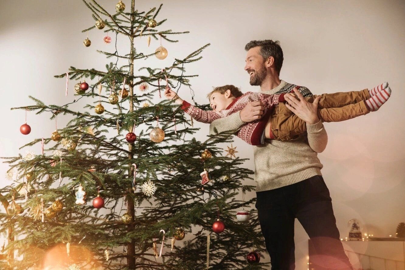 украшаем елку. папа елки. украшаем елку. украшение елки семьей. папа елки.