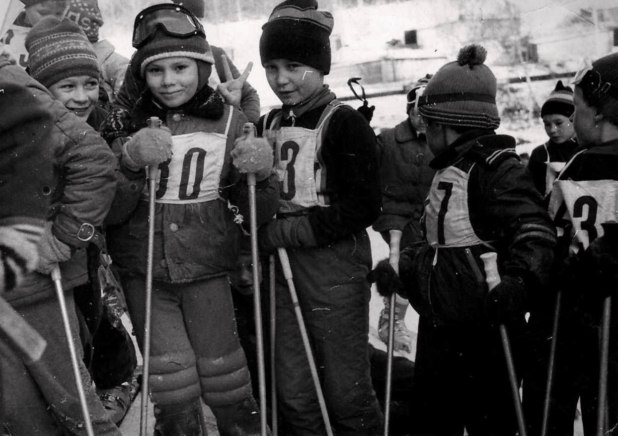 Советские дети. Советское детство. Счастливые советские дети. Советские дети на лыжах. Дети спорт СССР.