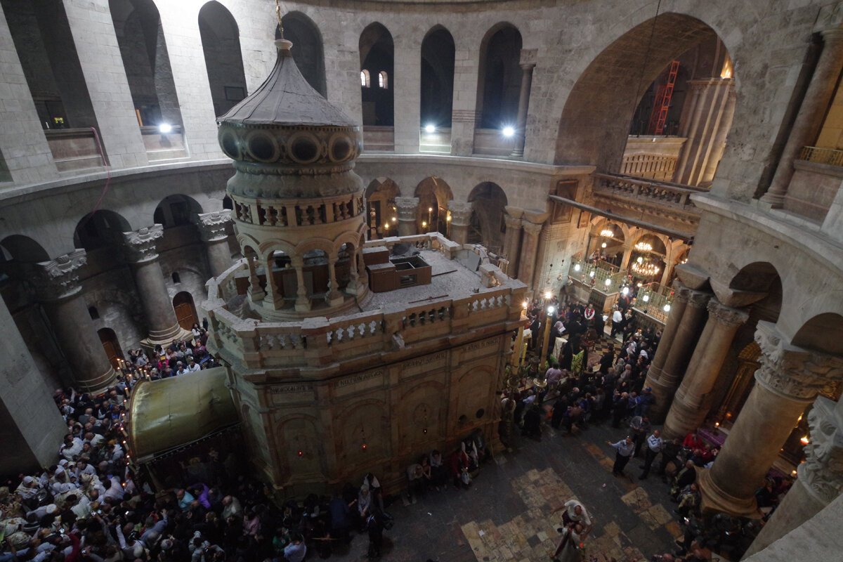 храм гроба господня в иерусалиме. кувуклия в иерусалиме храме гроба. храм господень в иерусалиме кувуклия. кувуклия в иерусалиме внутри. кувуклия в храме гроба господня в иерусалиме.