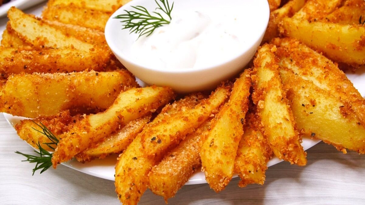 драники из картофеля. хрустящие картофельные. вкусные чипсы. картофельные оладьи макдональдс. картофель в кляре.