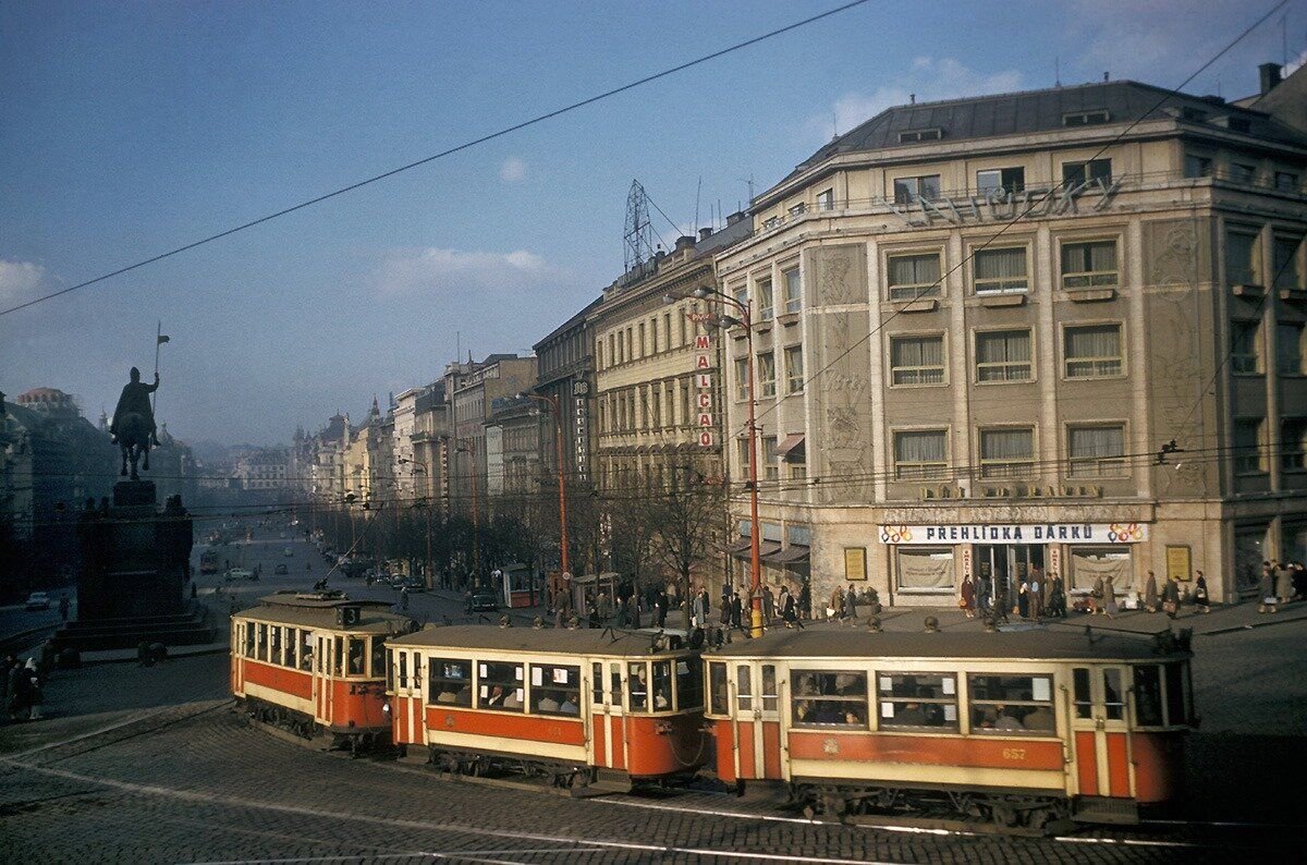 трамвай у метро автово старые