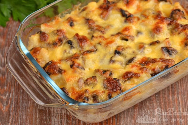 картошка по деревенски с грибами. картофель фаршированный и запеченный в духовке сыром. картофель с грибами и сыром рецепты. картошка с грибами под сыром. картошка под сыром в духовке.