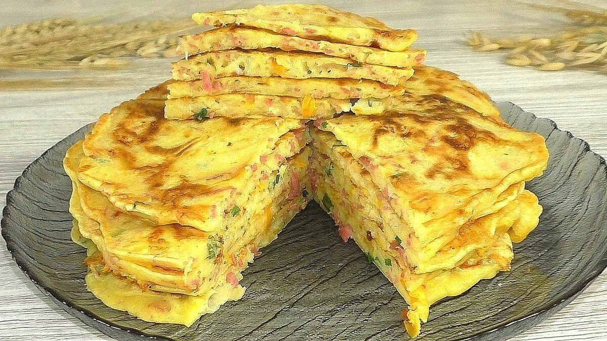 Блинчики с колбасой и сыром и укропом. Блины с колбасой и сыром. Блины с ветчиной и сыром. Блинчики с сыром и зеленью. Блинчики с колбасой и сыром на сковороде.