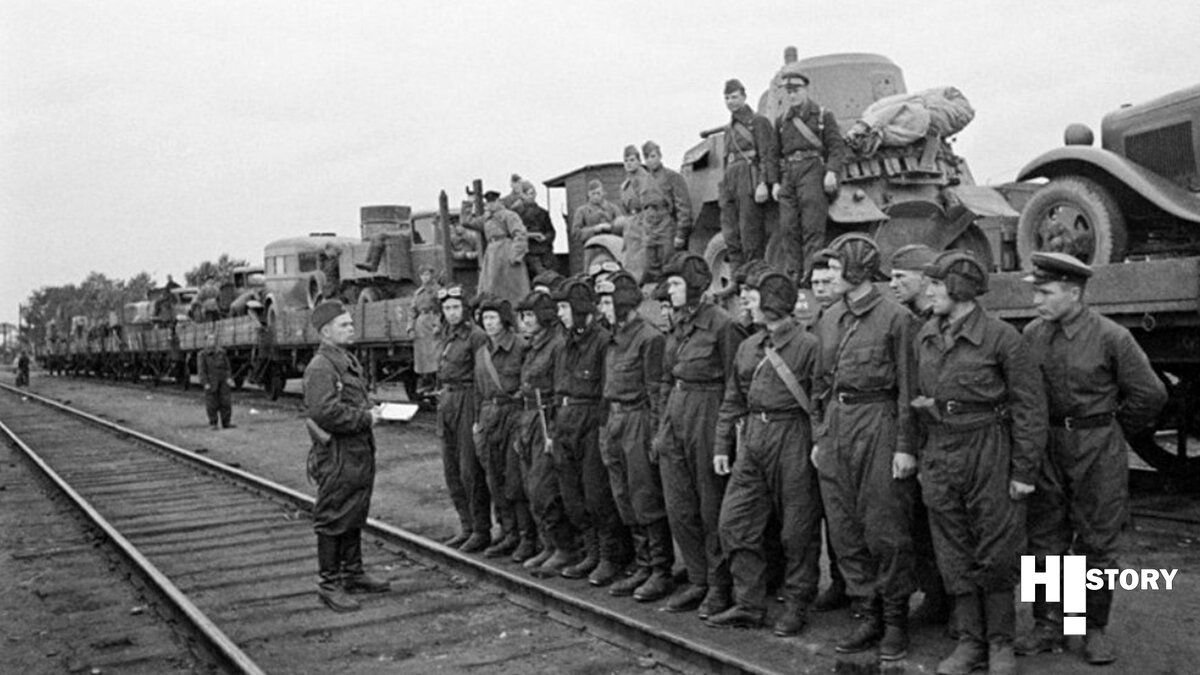 Войска фронт. Воинские эшелоны 1941. Военные эшелоны второй мировой войны. Поезд на фронт 1941. Эшелоны с военной техникой 1941.