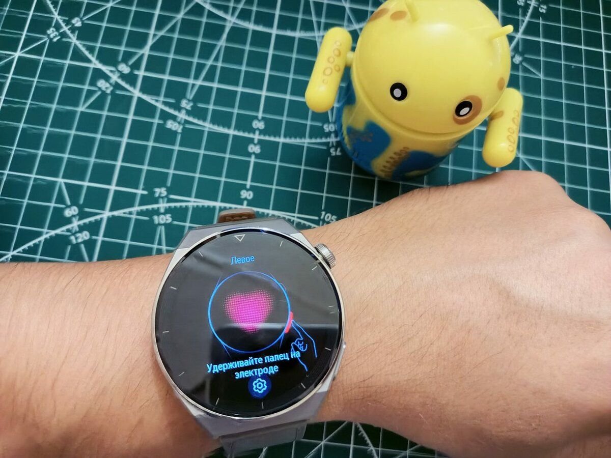 Часы хуавей gt2 pro днс. Huawei watch gt 3 кардиограмма. Смарт часы gt3 porsche. Беспроводная зарядка huawei watch 3 gt. Хуавей вотч gt3 про размеры.