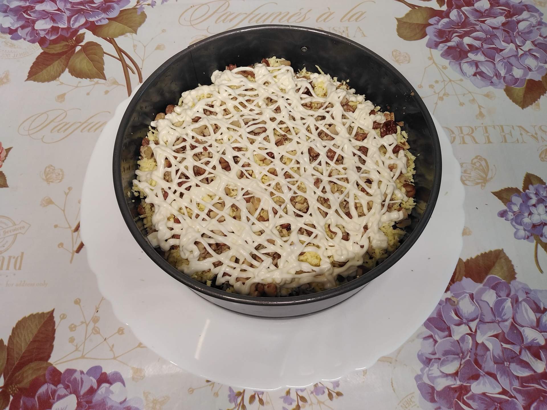 Сетка для салата. Как сделать тонкую сеточку из майонеза. Украшение салатов сеточкой майонеза. Приспособление для сеточки из майонеза. Паутинка из майонеза салат.