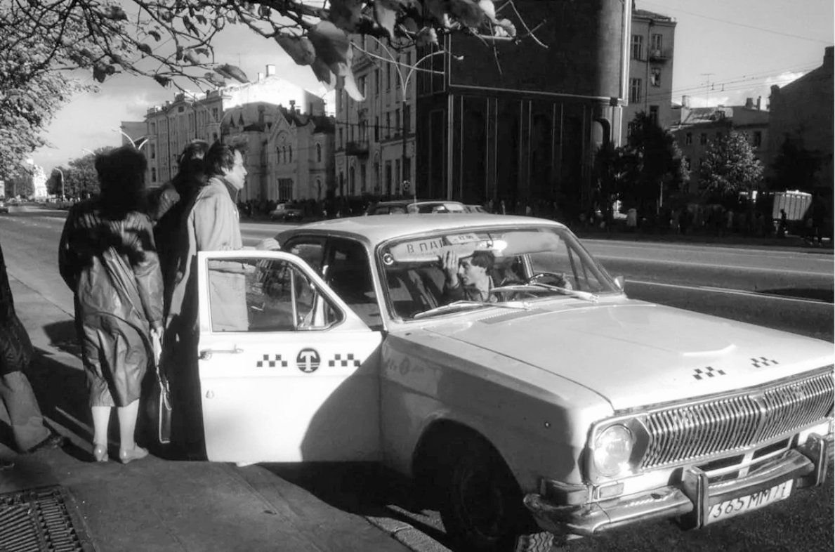 Советский таксист. Советское такси. Советские люди на такси. Советское такси в 1966 году. СССР 1980 таксист.