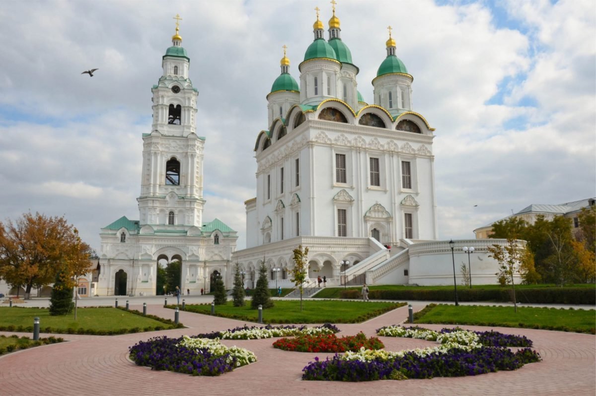 Белый город астрахань. Успенский кафедральный собор Астрахань. Успенский собор Астраханского Кремля. Астраханский Кремль Астрахань. Белый Кремль Астрахань.