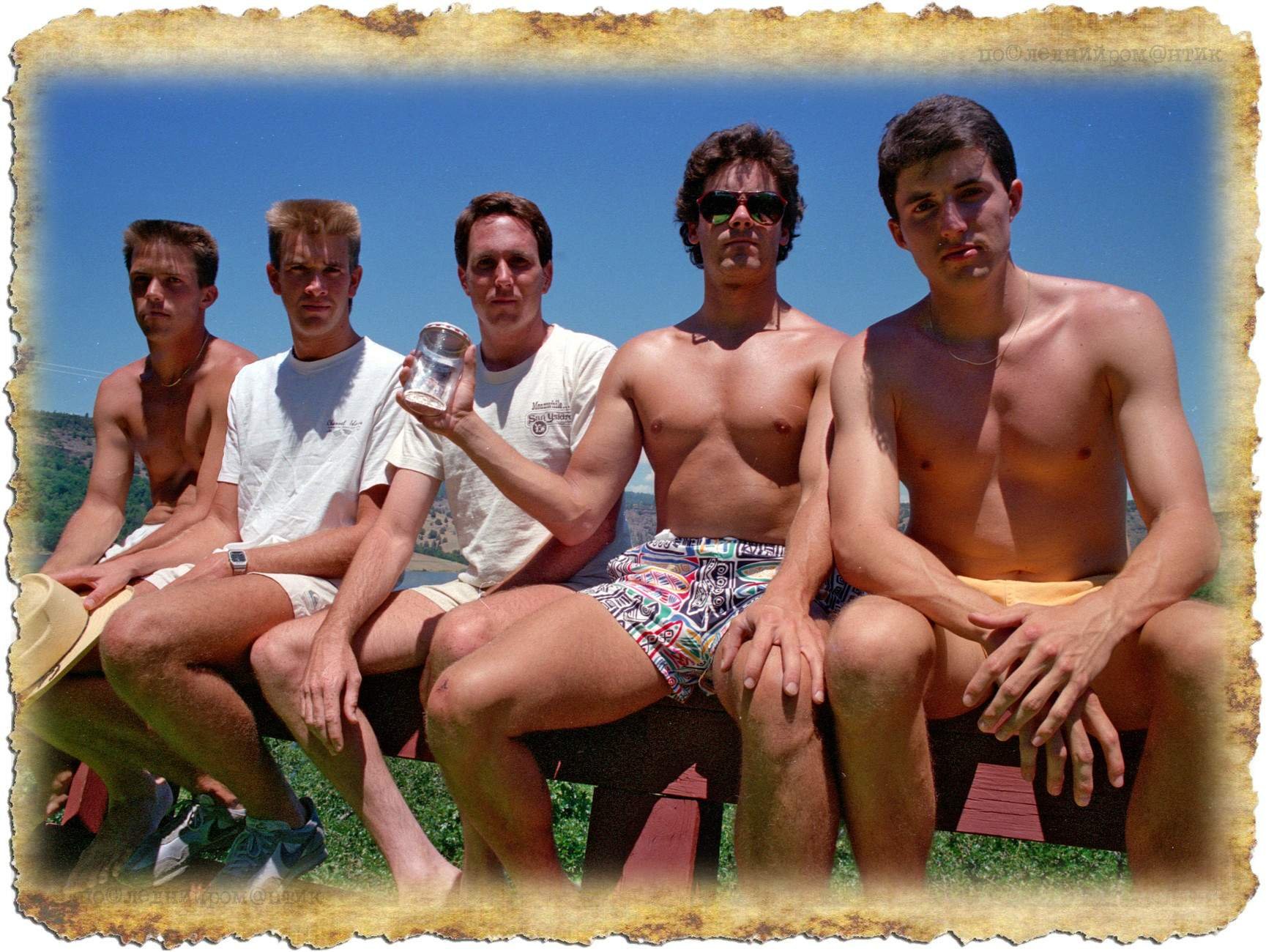 Обслужила пятерых. Голые на вечеринке в ресторане. Женщина и несколько мужчин. Обслужила пятерых. Алекс лесли 2022.