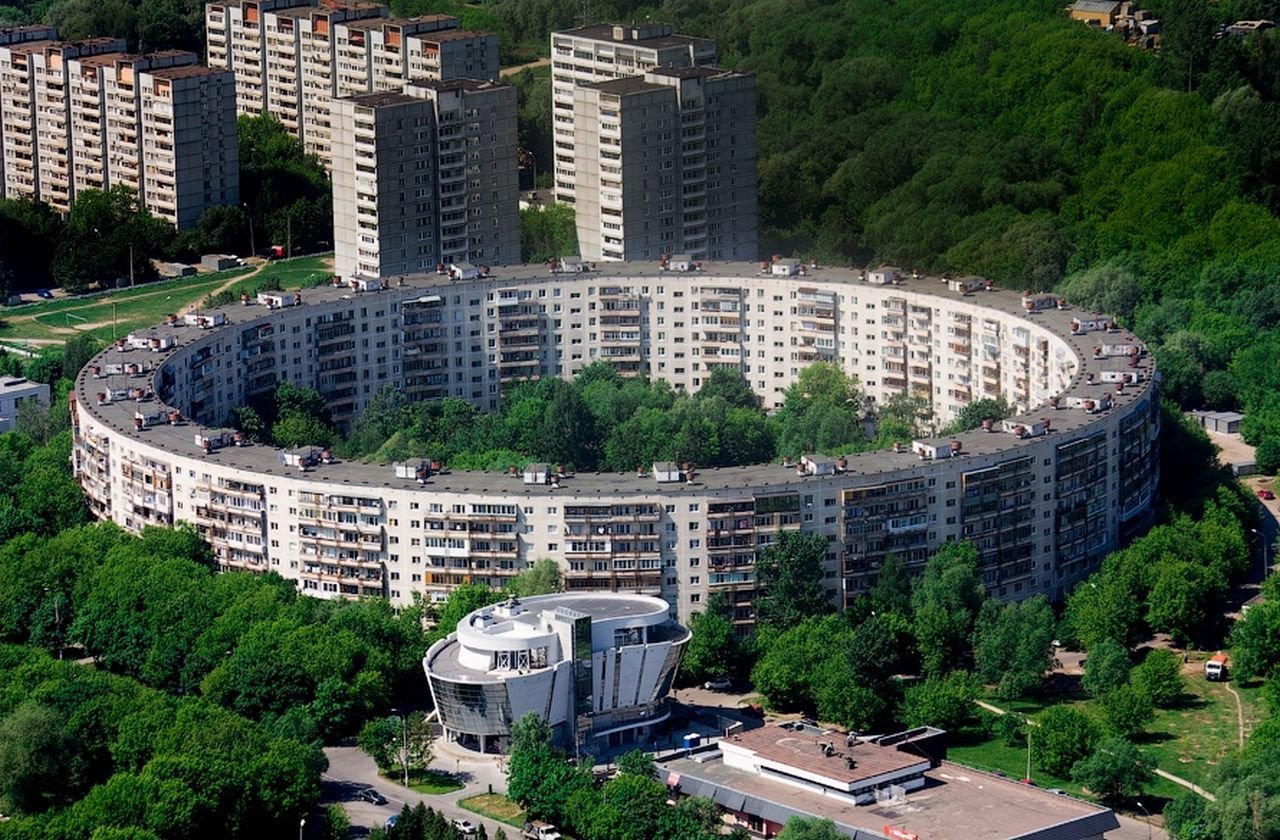 Москва любой дом. Улица Довженко Москва круглый дом. Круглый дом Очаково-Матвеевское. Улица Довженко дом 6. Круглый дом Довженко 6.