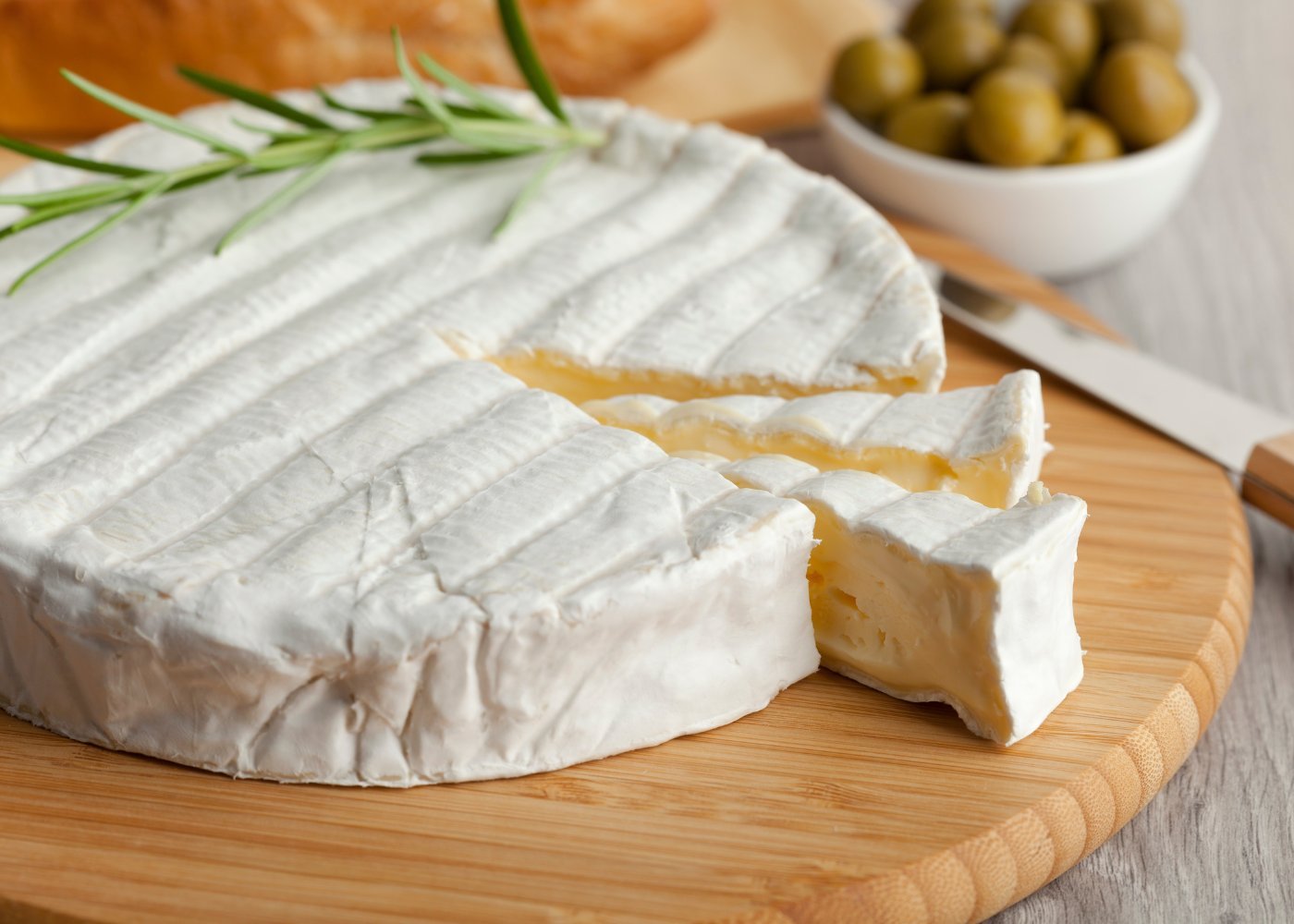 Камамбер. Французский сыр Бри. Сыр Бри (Brie). Бри с белой плесенью. Camembert сыр Бри.