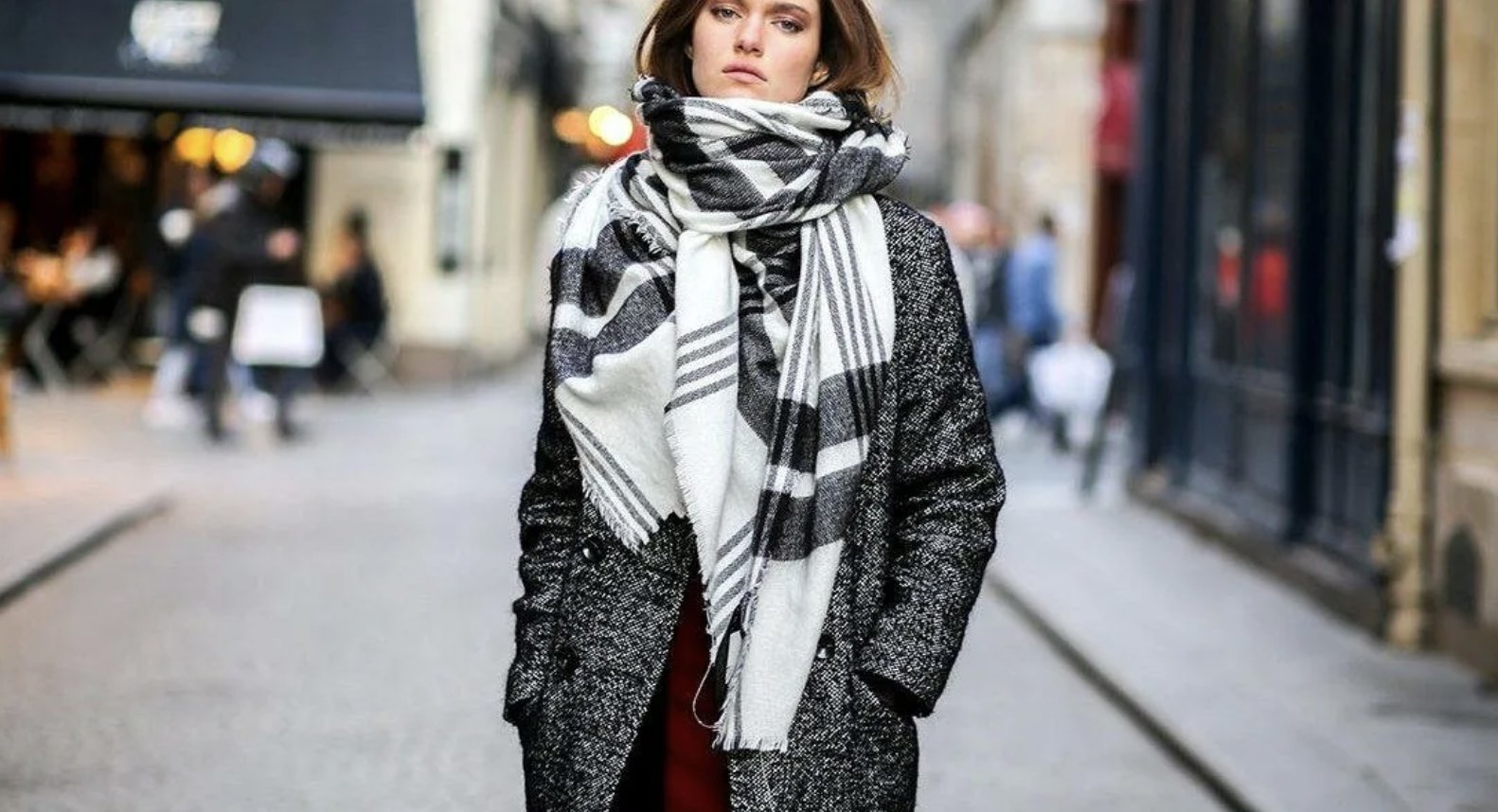 Девушка в пальто и шарфе