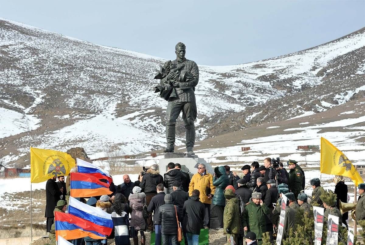 В армении памятник детям. Землетрясение в Армении Спитак. Спитакское землетрясение 1988. Спитак 1988 год землетрясение.