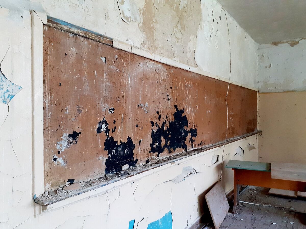 исчезающие стены. роспись стен 3д. лестница вверх. арты на стену. боязнь замкнутого пространства.