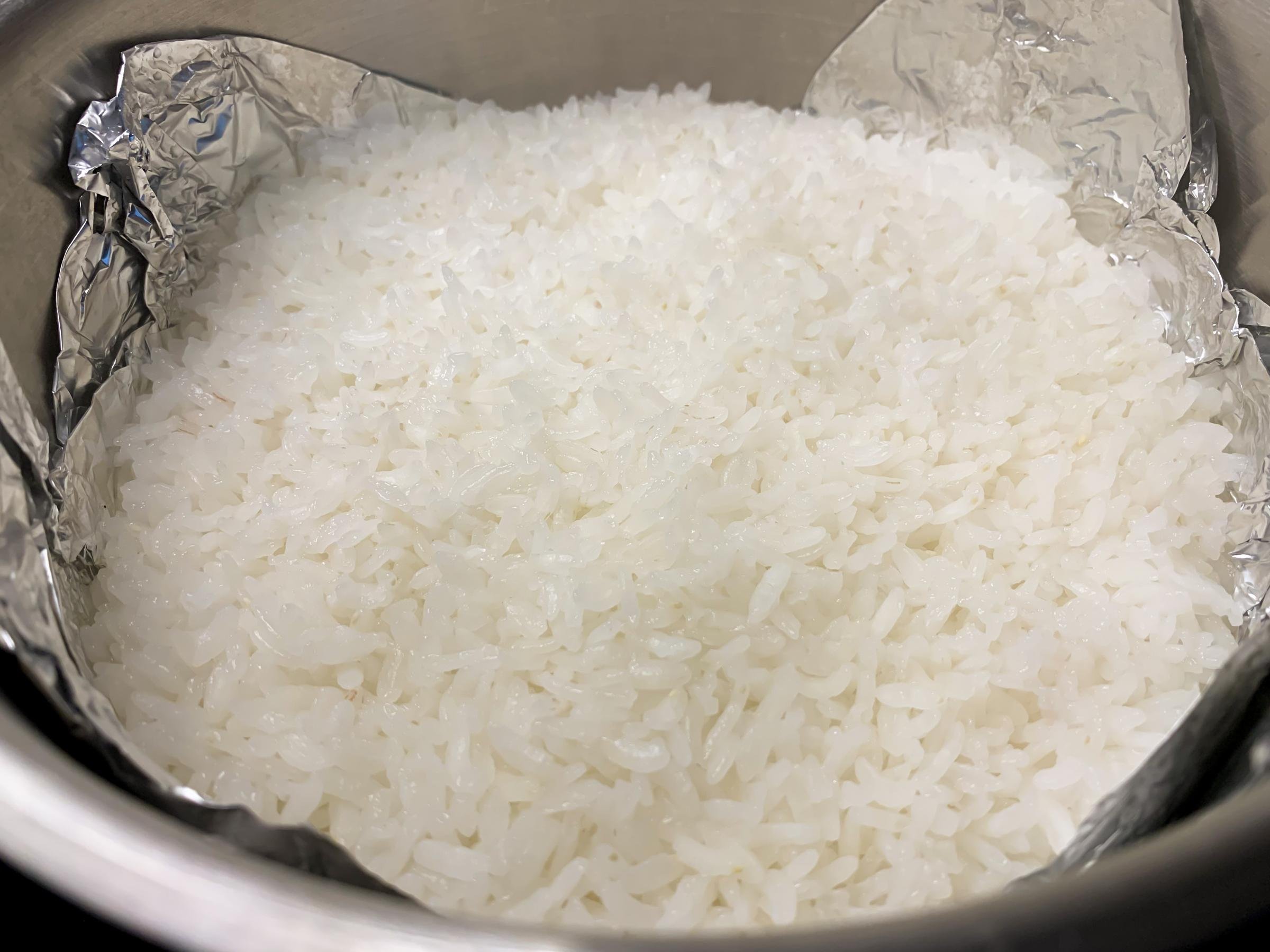 Вареный рассыпчатый рис. Рис по-японски. Рис в рисоварке. Рассыпчатый рис в кастрюле. Рассыпчатый рис.