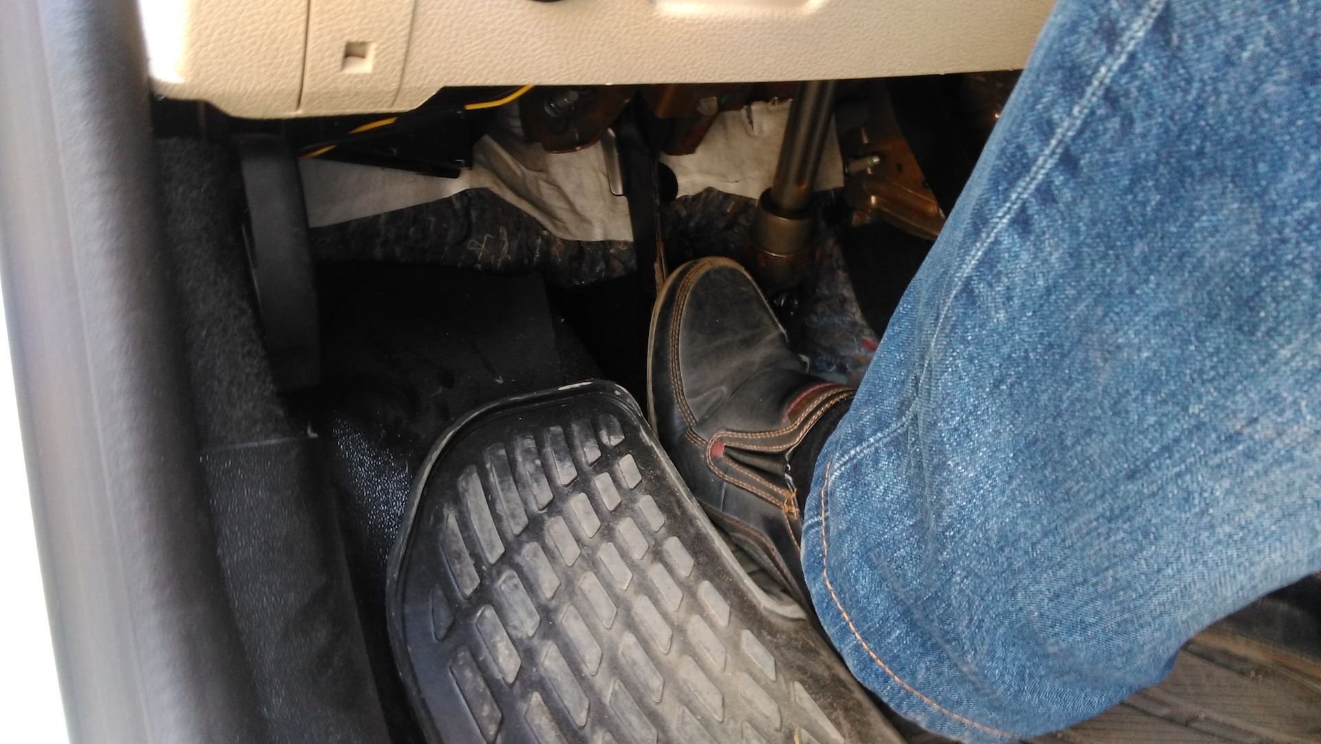 Трясется нога на сцеплении. Расположение ног на педалях автомобиля. Трясется нога на сцеплении. Нога на педали сцепления. Трясется нога на сцеплении.