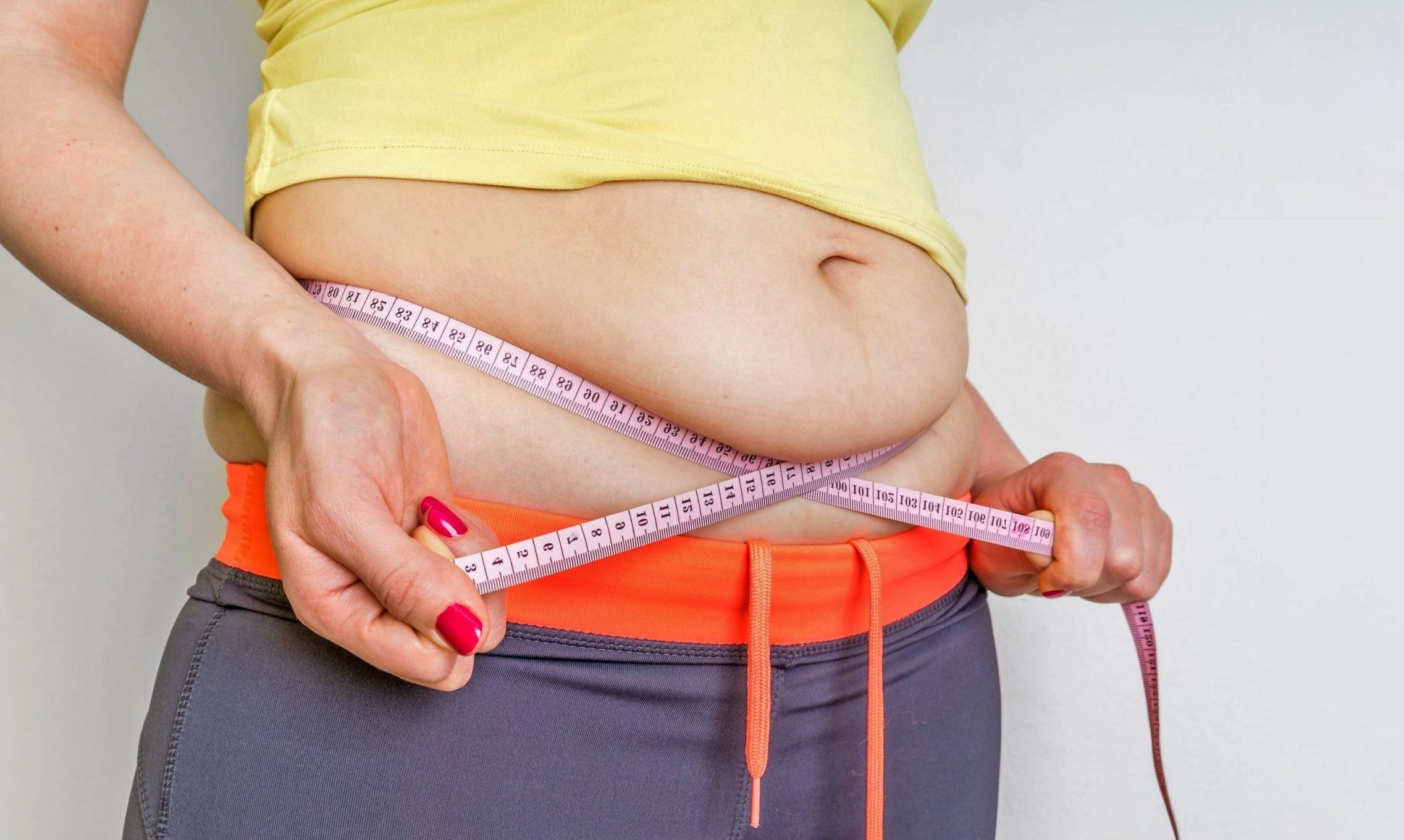 Причина набора веса после 40. Лишний вес на животе. Жировые складки на животе у женщин. Лишний вес на животе у женщин.