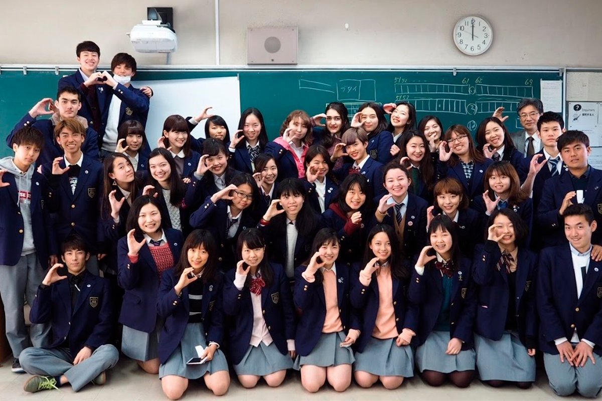 Сколько учатся в японии. Старшая школа в Японии. Старшая средняя школа в Японии. Старшая школа Хесан Корея. Школа в Японии средняя школа.