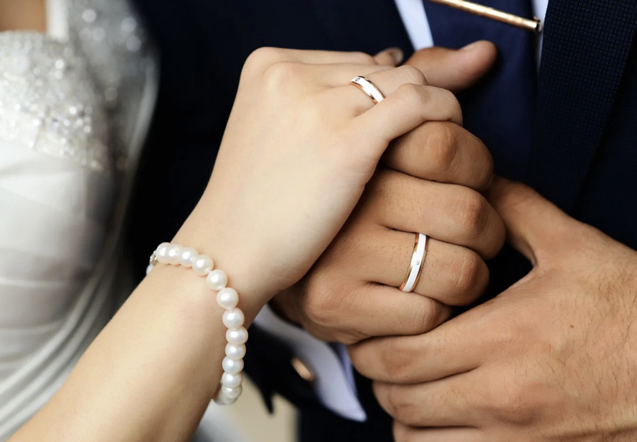 Правильное замужество. Свадебные кольца. Обручальные кольца на руках. Свадебные кольца на пальцах. Кольцо на руке.