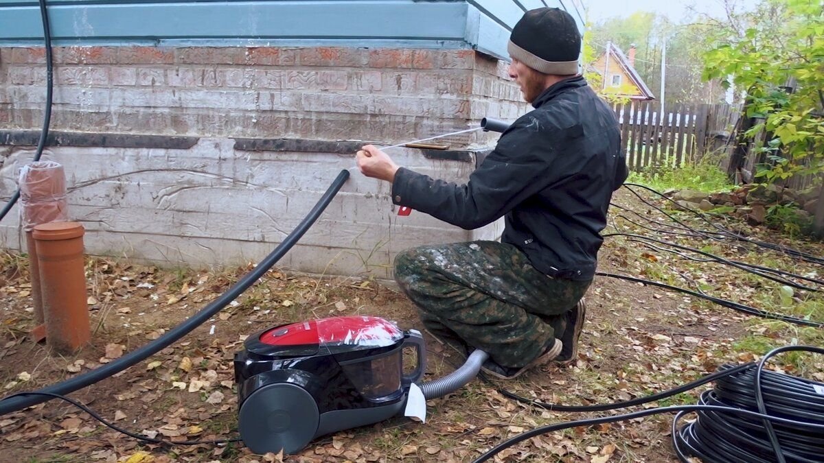 Кронштейн для крепления щита к столбу. Ввод подземного кабеля в дом. Сип труба. Сип 16 ввод в деревянный дом. Кронштейн для сип 4х16.