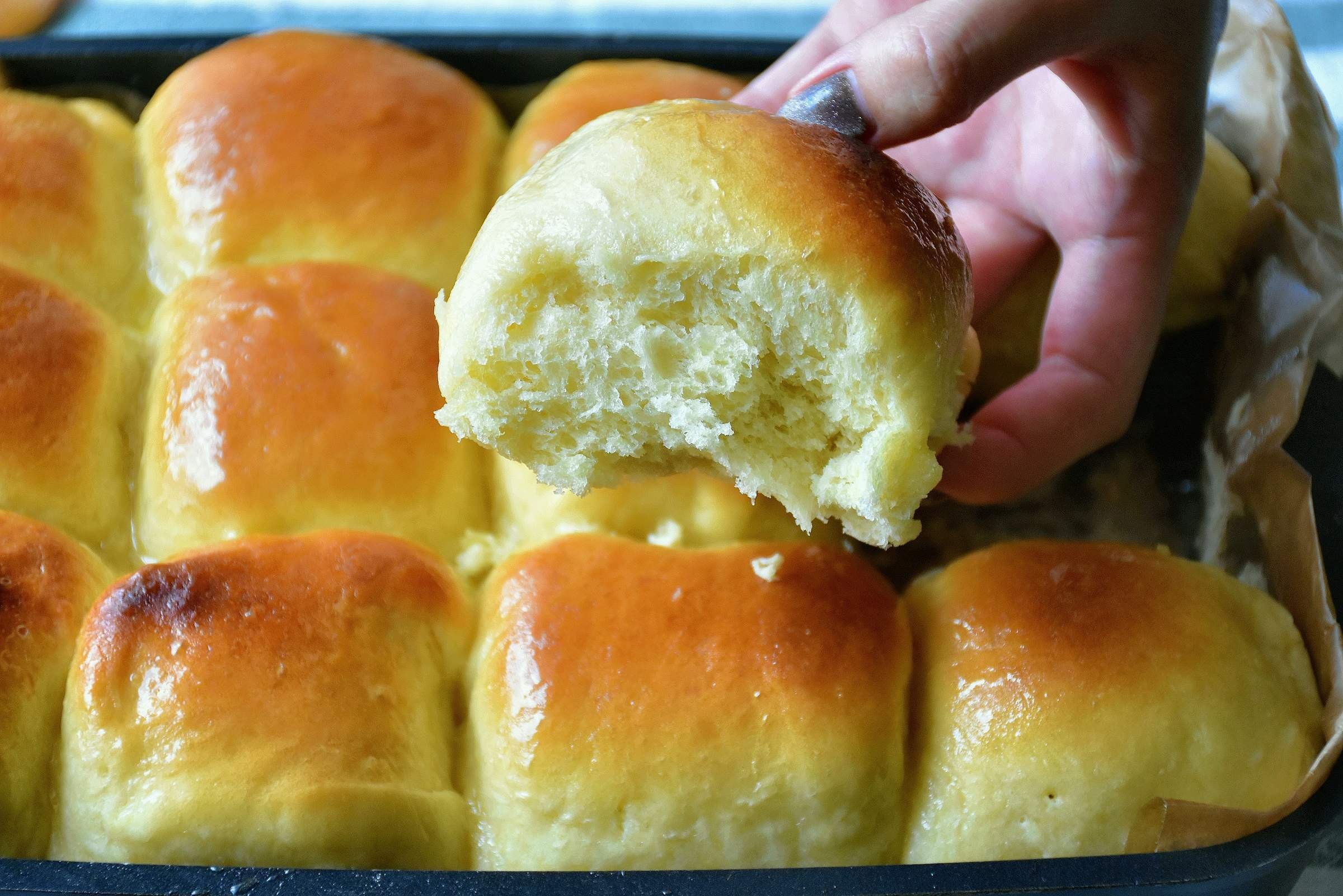 Булочки со сливочным маслом. Булочка с медом. Булочка домашняя. Медовые плюшки.