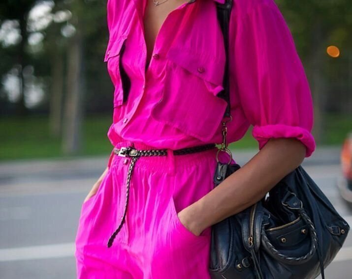 Ярко розовая одежда