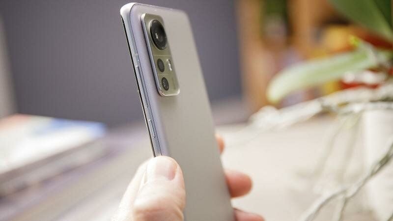 Xiaomi 12 имеет аналогичную металлическую рамку