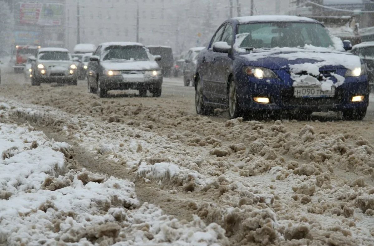 На дороге снег обмяк под ногами каша