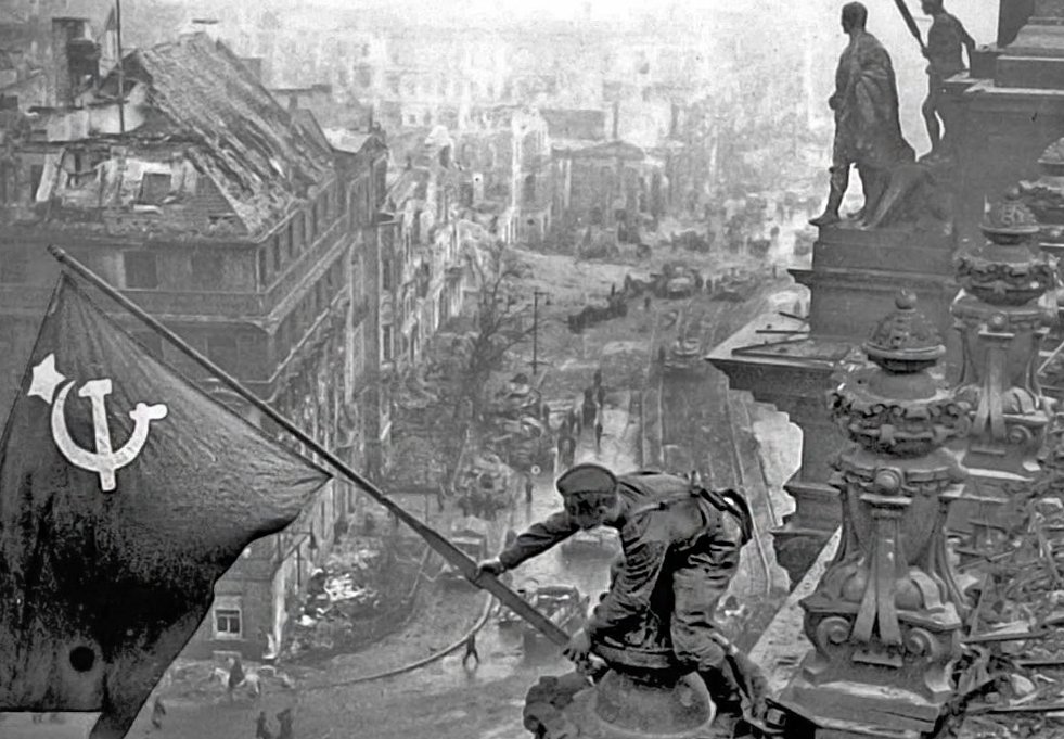 Поднятие знамени над рейхстагом. Берлин 1945 Рейхстаг Знамя Победы. Красное Знамя Победы на крыше Рейхстага.