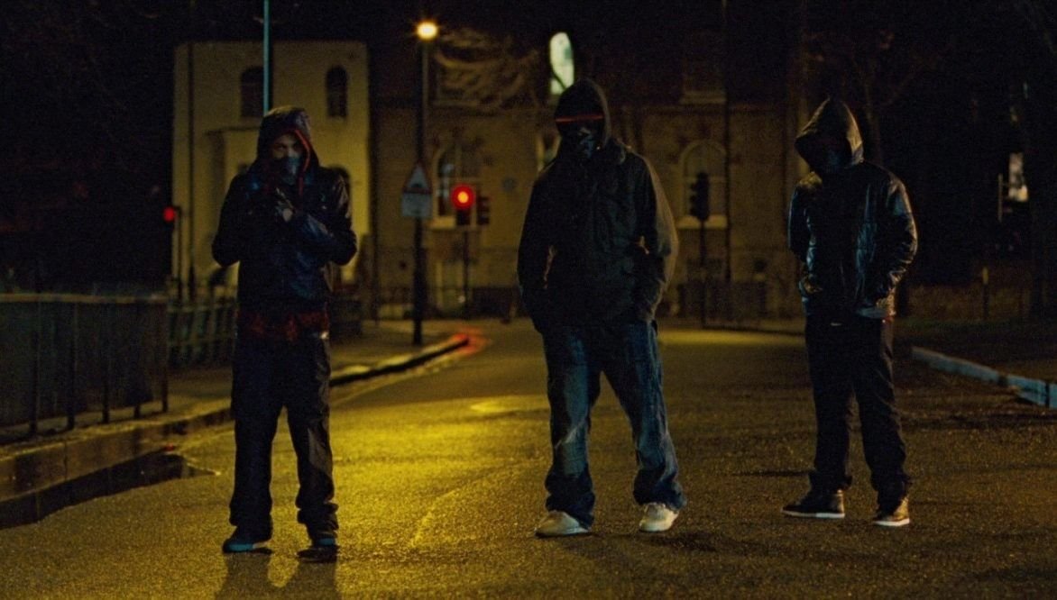 толпа пацанов. старый двор. гангстер арт. бандиты улицы. бандиты на улице.