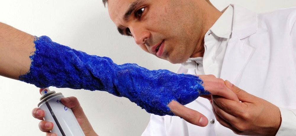 средство для сухой чистки пуховиков. аэрозоль распыление. спрей от комаров на природе. средства от комаров и клещей на природе. спрей для избавления от запаха обуви.