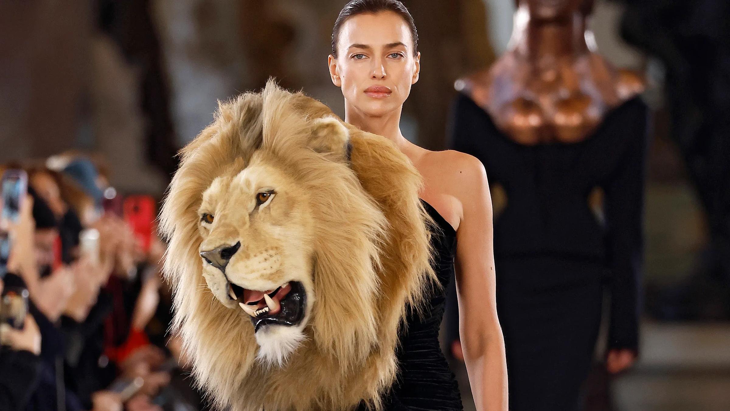 что одеть львам на новый 2024. модный показ голова льва шейк. что одеть львам на новый 2024. стильное платье на новый год. что одеть львам на новый 2024.