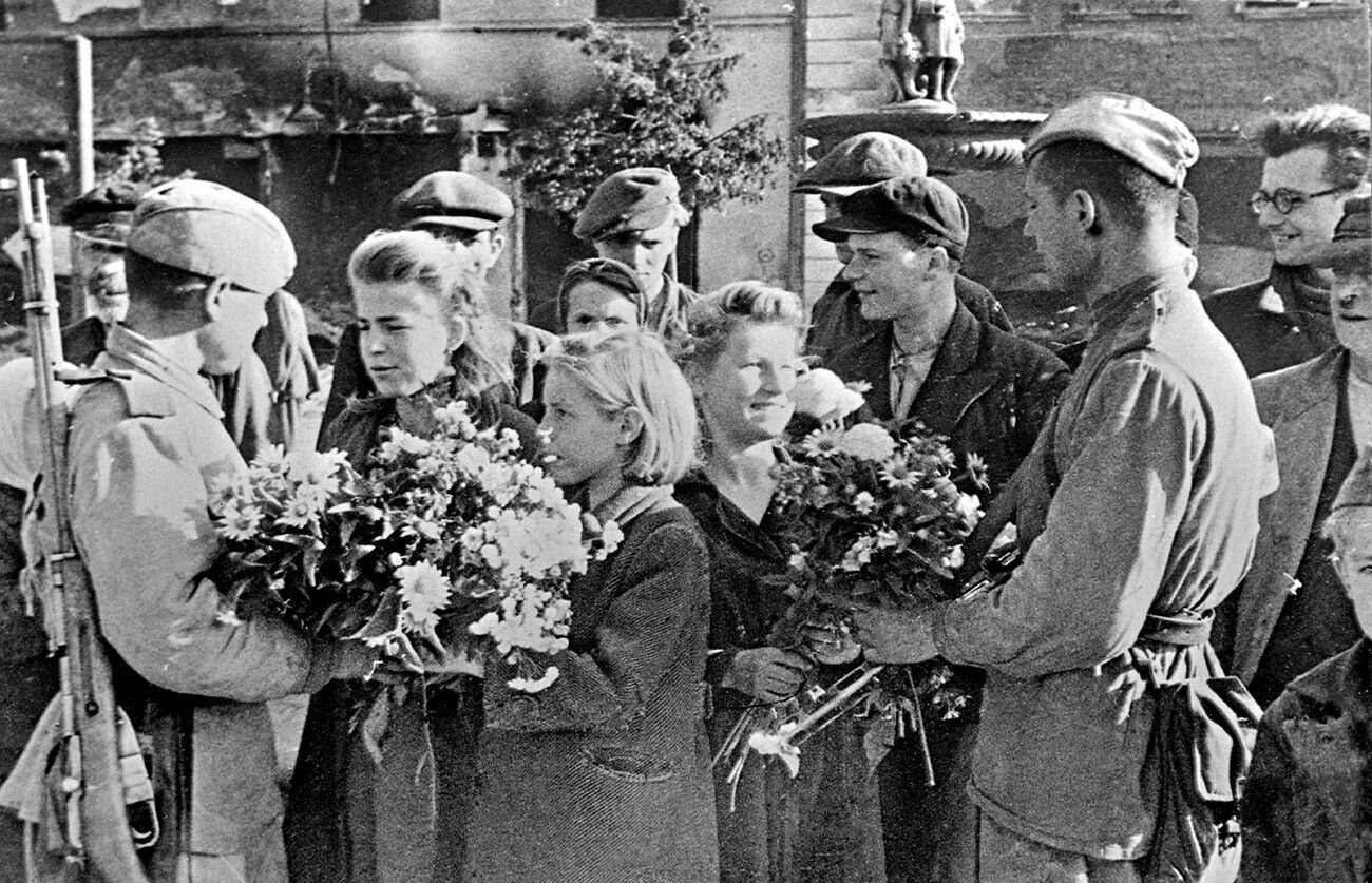 Что делать после победы. Освобождение Праги 1945 красная армия. Советские солдаты в Праге 1945. Жители Праги встречают советских солдат. Пражская операция май 1945 год освобождение Чехословакии.