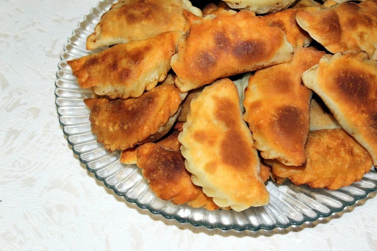 Жареные пирожки с мясом рецепт. Уральские посикунчики. Пермские пирожки посикунчики. Маленькие пирожки посикунчики. Посикунчики удмуртские.