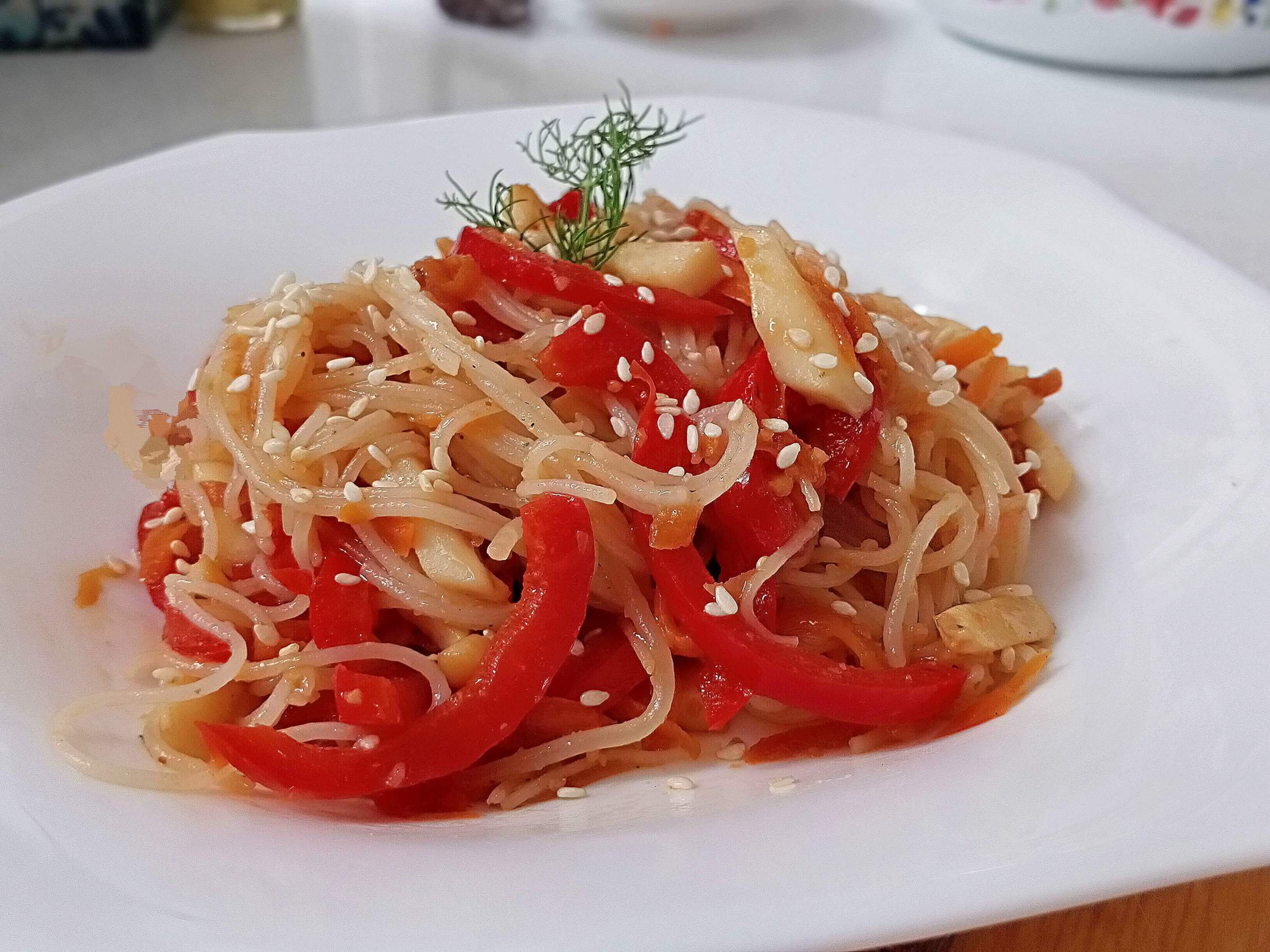 Кальмары в азиатском стиле. Салат с кальмарами и рисовой лапшой. Лапша с кальмарами. Салат с кальмарами и рисом. Салат с кальмарами в азиатском стиле.