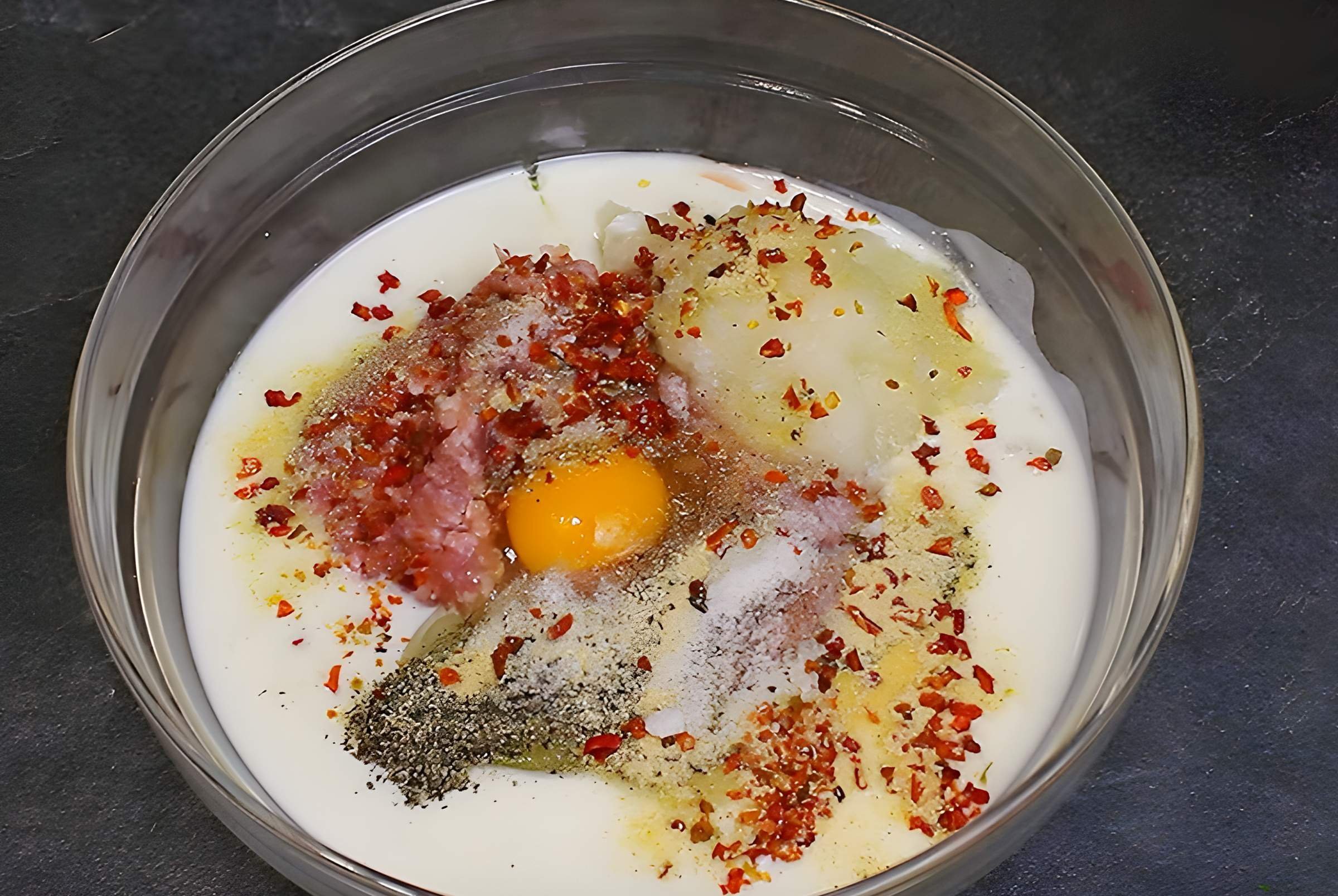 Стакан кефира и фарш. Фарш с кефиром. Фарш мука. Добавляю в фарш кефир. Добавляю в фарш кефир.