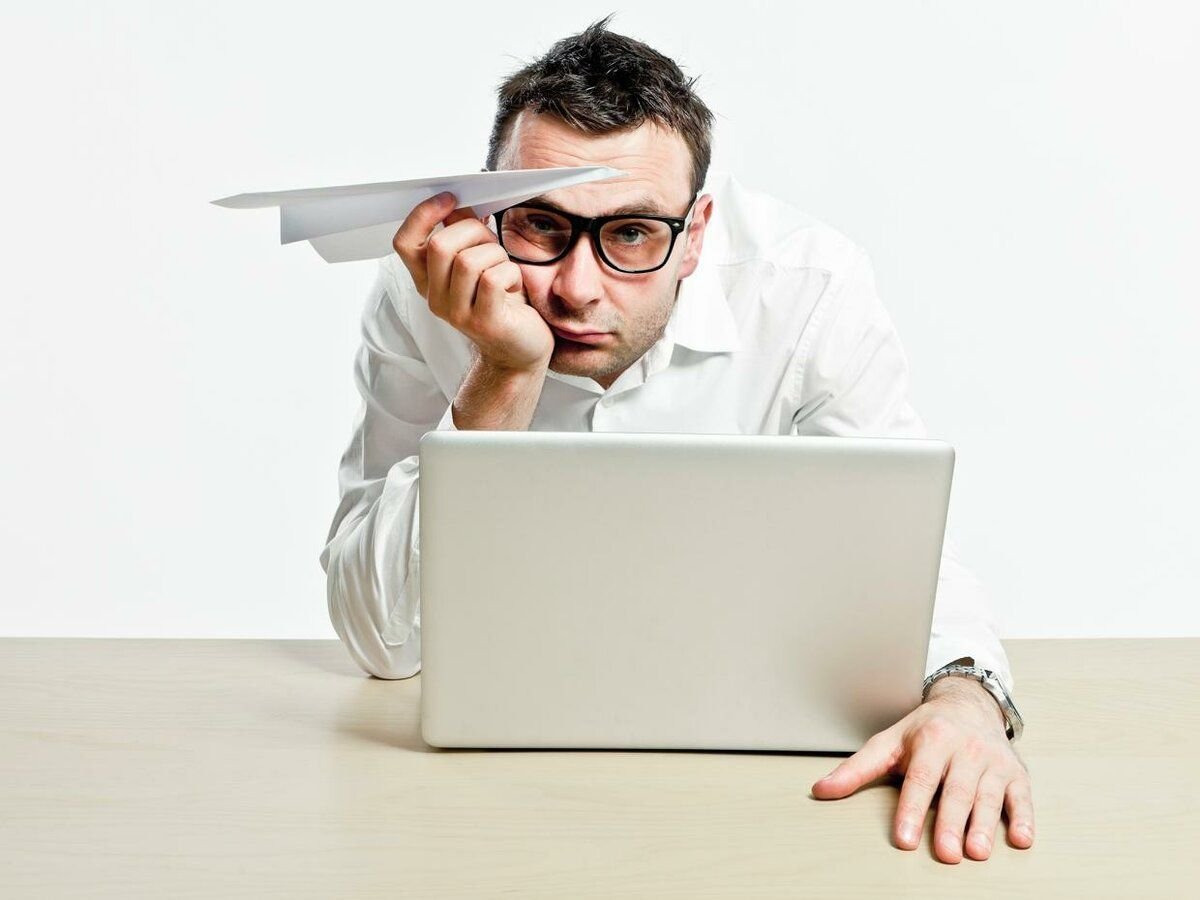 Человек стоящий рядом с диваном. Атака хакеров. Уставшая девушка. Человек на диване. Работник офиса.