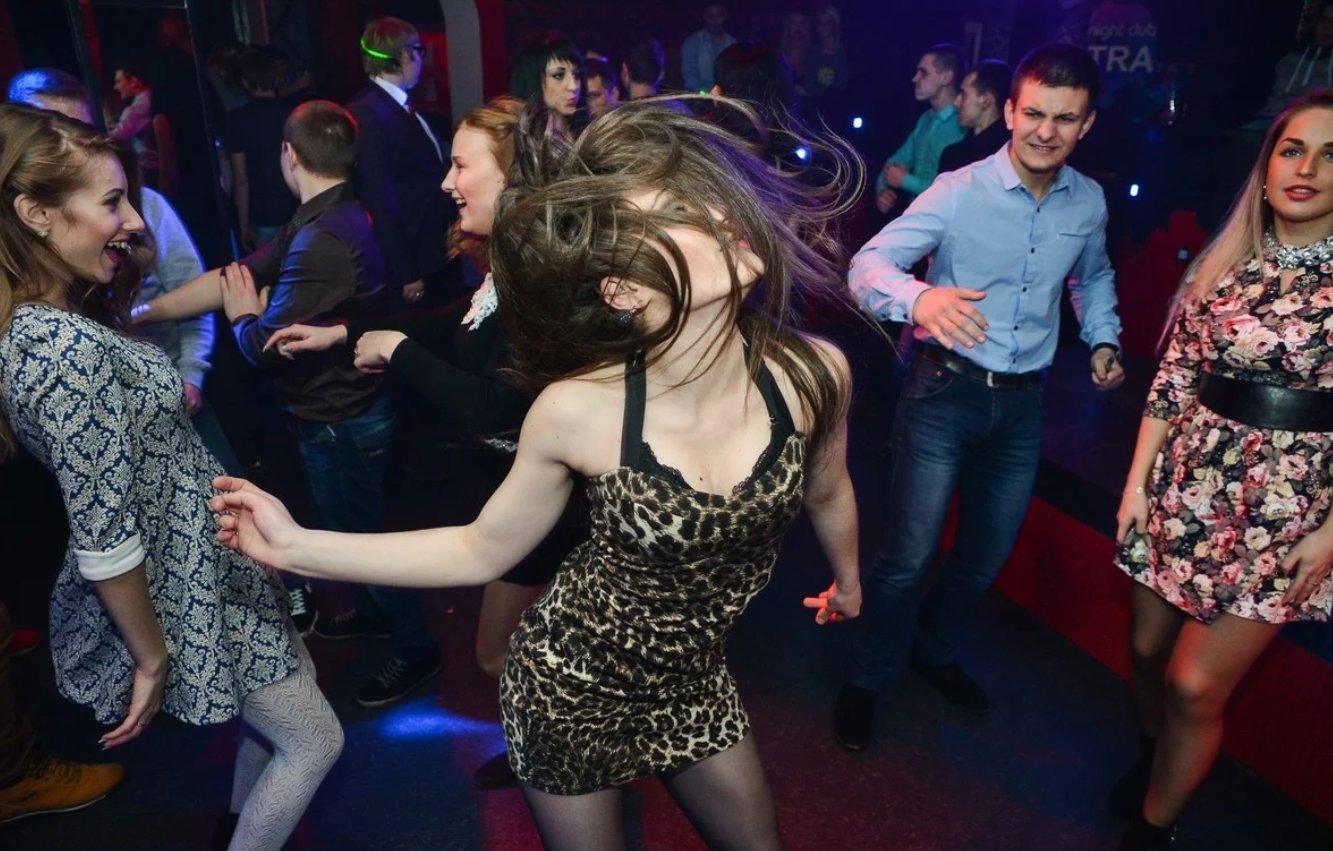 Молодая после клуба. В ночном клубе. Девушка на дискотеке. Девушка в клубе. Девушка танцует в клубе.