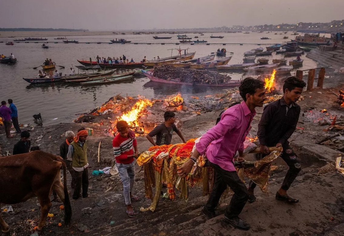 Как хоронят в индии. Погребальные костры в индии варанаси. Похоронные обряды в индии. Как хоронят в индии. Индия люди.