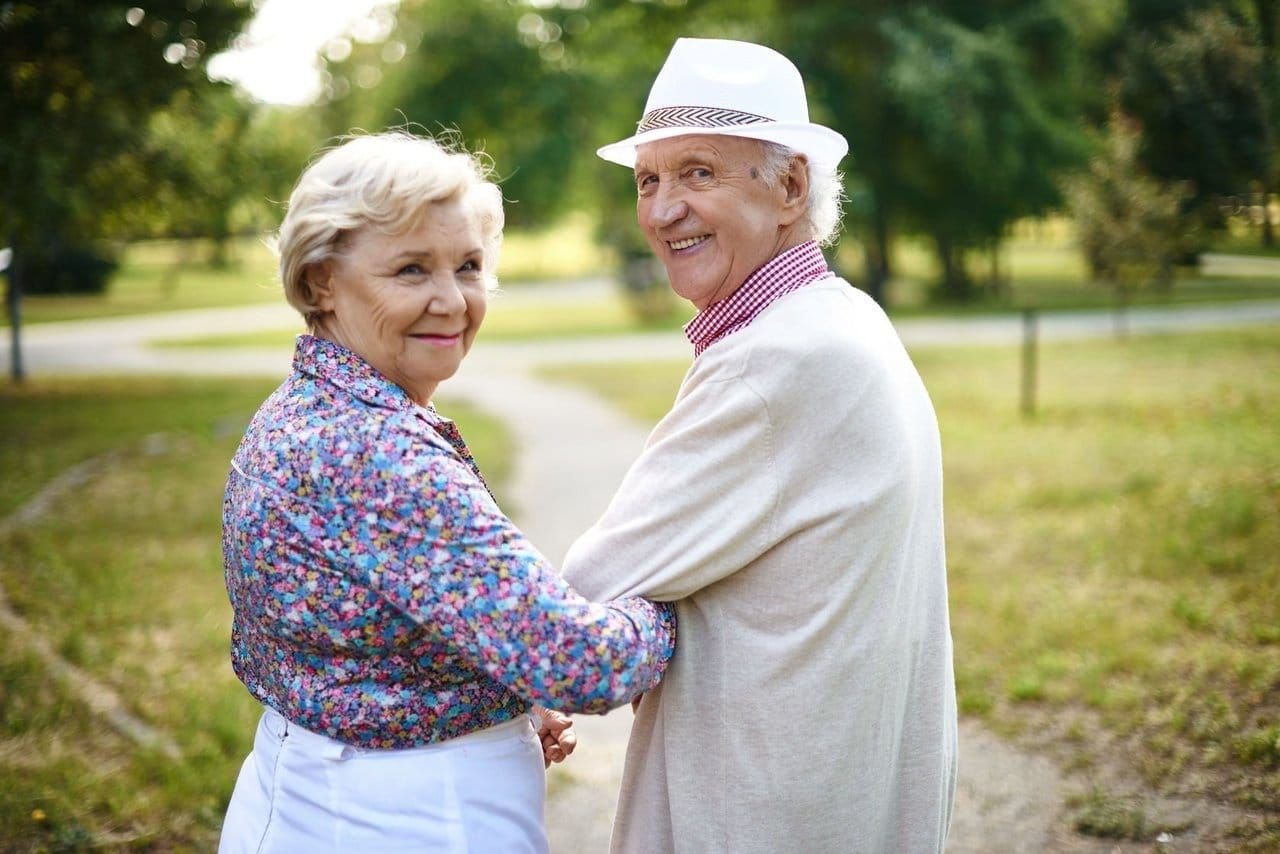 Счастливое долголетие. Счастливые пенсионеры. Радостные пенсионеры. Счастливые бабушка и дедушка. Пенсионеры долгожители.