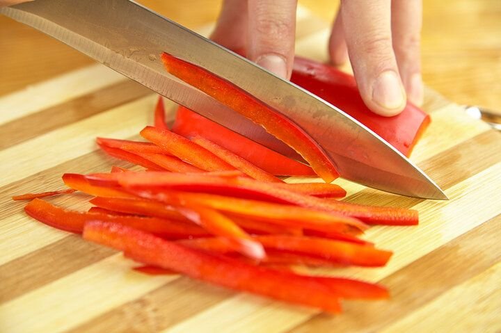 Болгарский перец соломкой. Болгарский перец шинкуем соломкой. Нарезать перец соломкой. Перец порезать соломкой. Сладкий перец нарезанный соломкой.