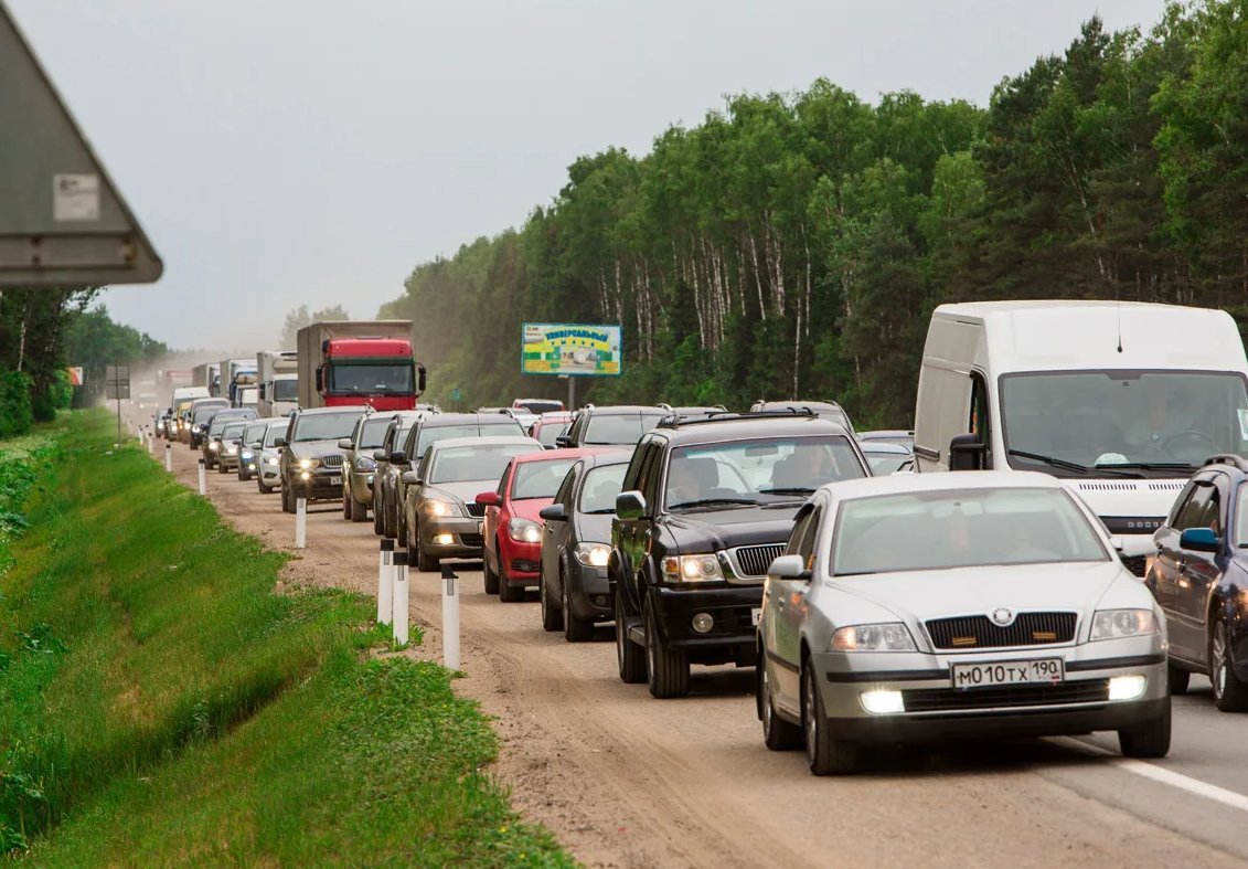 Дорогах ездить на автомобиле в. Езда по обочине. Пробка на обочине. Езда по обочине штраф. Обочники на дороге.