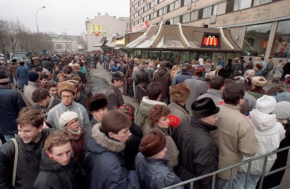 В первую очередь в соответствии. Очередь в макдональдс 1990 Москва. Открытие первого Макдональдса в Москве в 1990 году. Очередь в первый макдональдс в Москве 1990. Макдональдс первый в Москве год 1990.