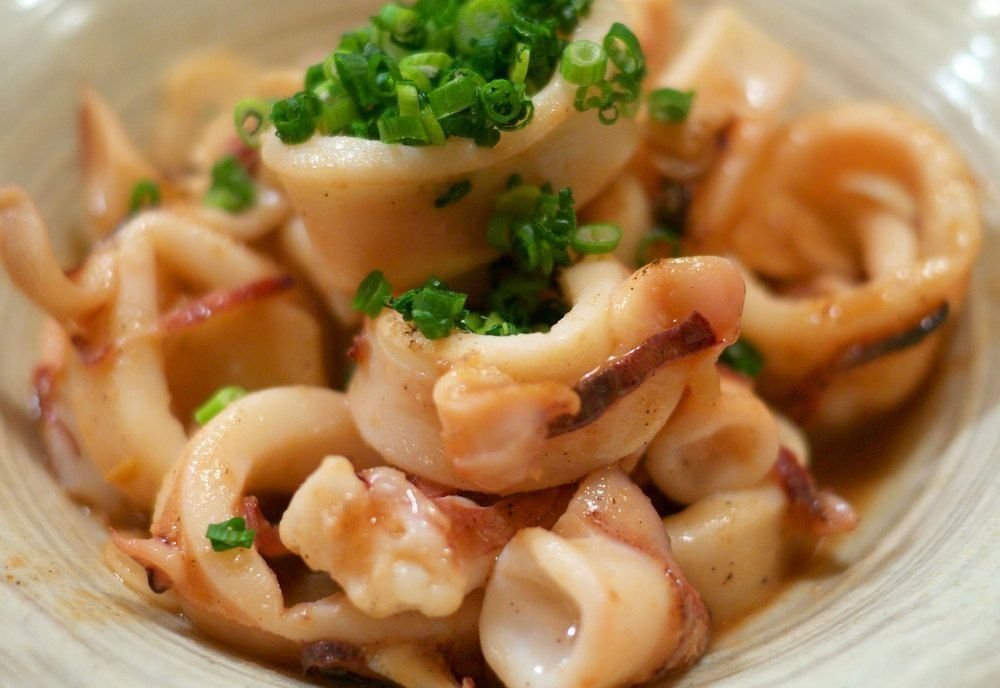 Кальмар вареный. Отваренный кальмар. Кальмары варятся. Кальмары варятся. Кальмары варятся.