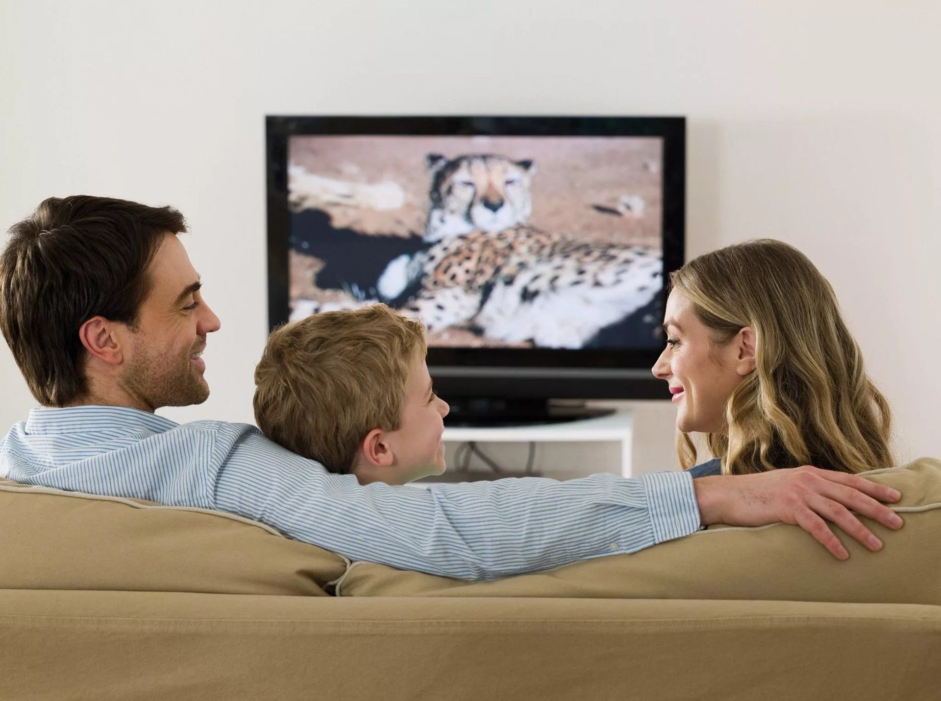 Видимо телевизор. Семья у телевизора. Человек телевизор. Семья возле телевизора. Семья перед Телеком.