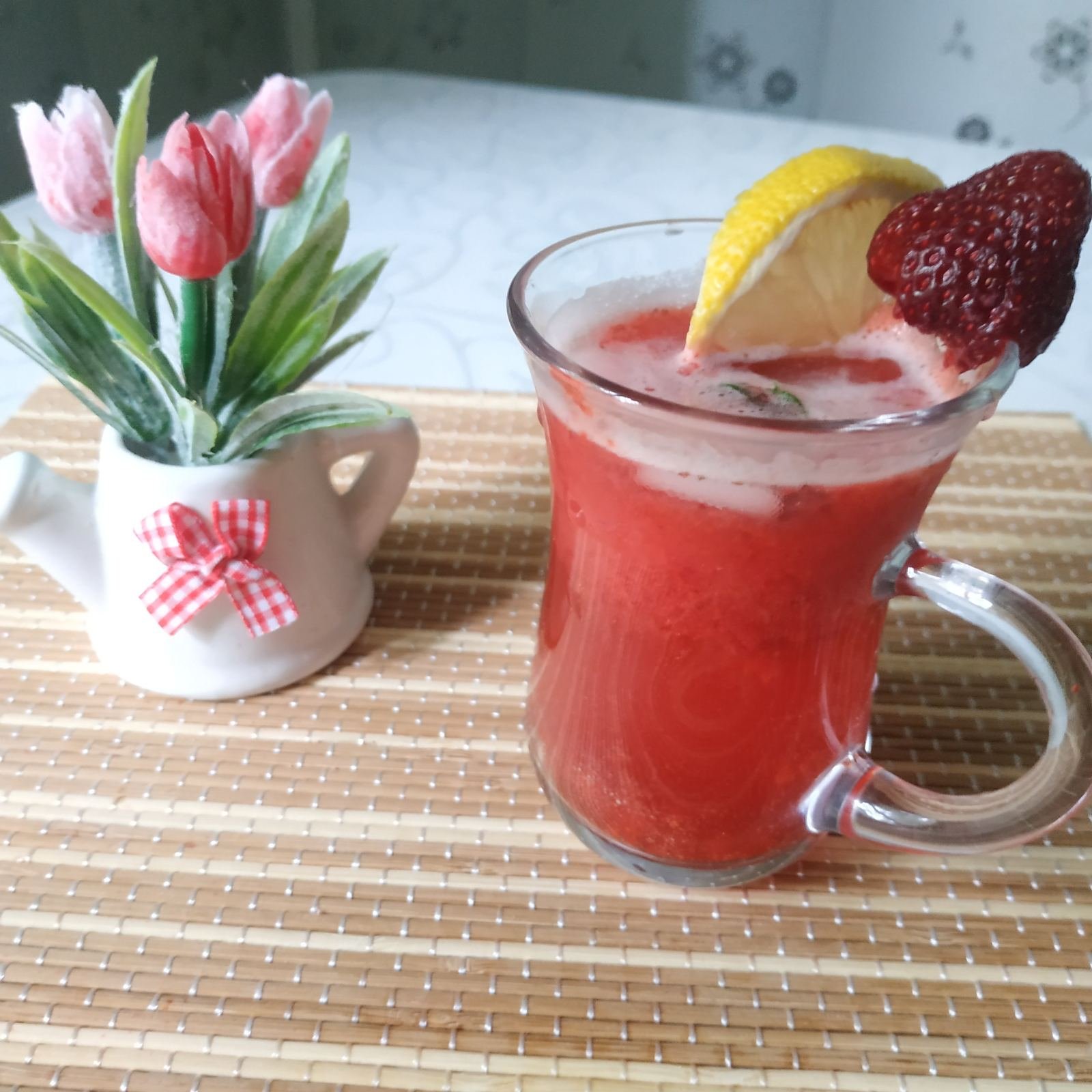 Домашний лимонад с клубникой. Домашний лимонад клубничный. Зефир slasti маша и медведь глазированный. Со вкусом маши. Батончик глазированный маша и медведь в ассорт.